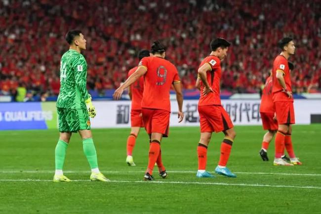 国足能踢单后腰的只有两个人：一个在教练席 一个在监狱里