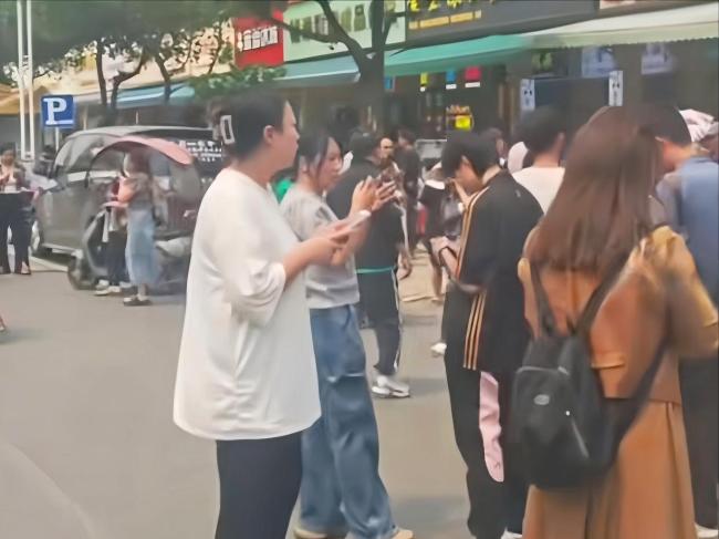地震瞬间理发店老板两次转身 平凡中的英雄光芒