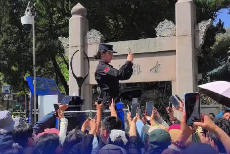 根本拍不完！鸡鸣寺执勤民警代拍业务爆单了