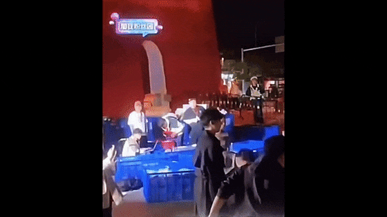 “董宇辉下播后险被砸”，热搜第一