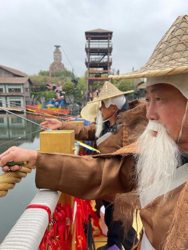 湖南一景区带薪钓鱼员工正式上岗 独特岗位引关注