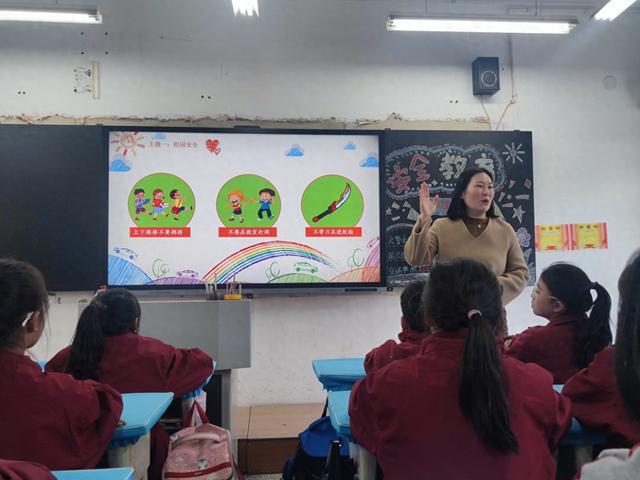 管城回族区五里堡小学开展安全教育日主题队会