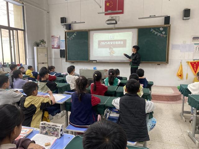 金盛路小学小学开展全国中小学安全教育日主题班会活动