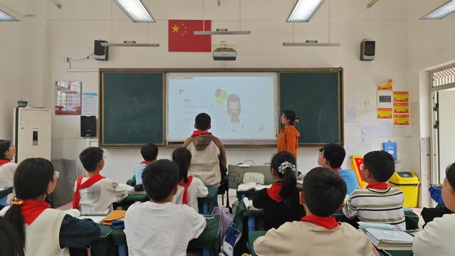 金盛路小学小学开展全国中小学安全教育日主题班会活动