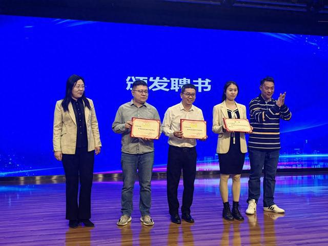紫荆山南路小学气象专家带“移动实验室”进校园