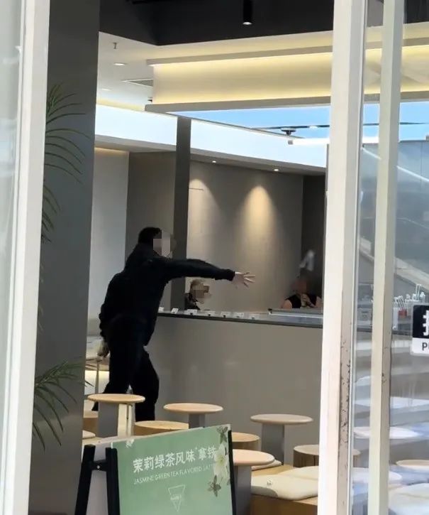 男子情绪失控怒砸咖啡柜台 拿错咖啡引发争执