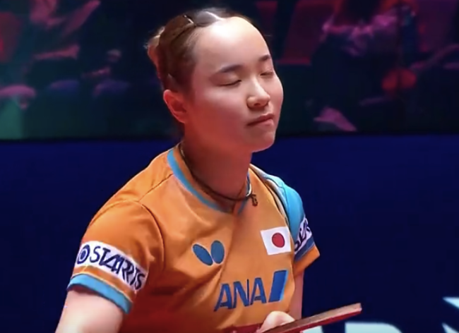 伊藤美诚比赛中突然闭眼！回球失误甩手复盘