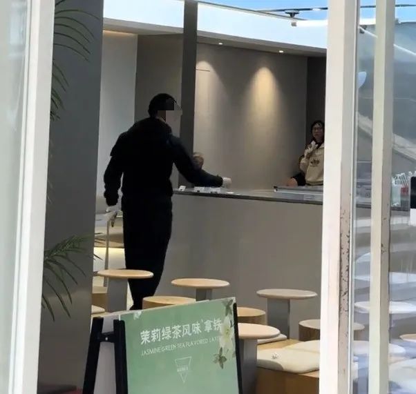 男子情绪失控怒砸咖啡柜台
