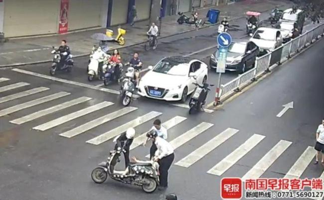 孕妇不慎摔倒 3名路人下车救助