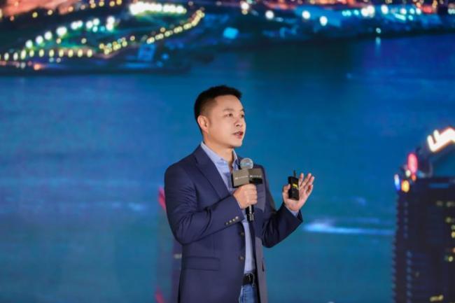 何小鹏给香港首批X9车主交车