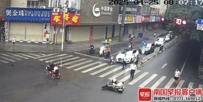 孕妇不慎摔倒 3名路人下车救助 暖心一幕感动众人