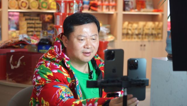 长安启源Q07交付“荣昌卤鹅哥” 新店开业助农助商