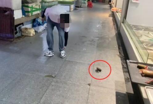 买鱼不宰杀遭商贩扔秤砣