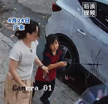 小孩姐刚开库洛米伞秒被风刮秃噜皮，只剩一个铁架子了