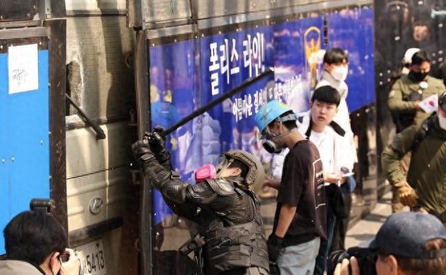 尹锡悦支持者砸坏警车被逮捕