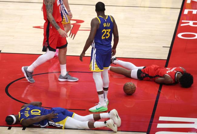 NBA季后赛：勇士vs火箭G2 巴特勒伤退 杰伦-格林三节30分 火箭捍卫主场