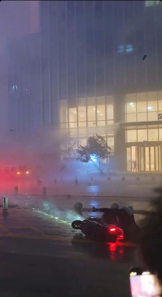 北京12级大风下的外卖员