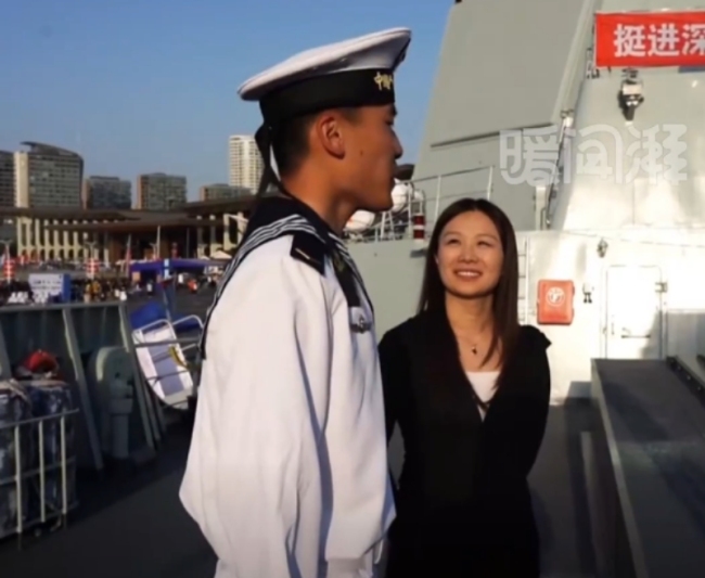 舰艇开放日异地女友看望海军男友 短暂相聚情意浓