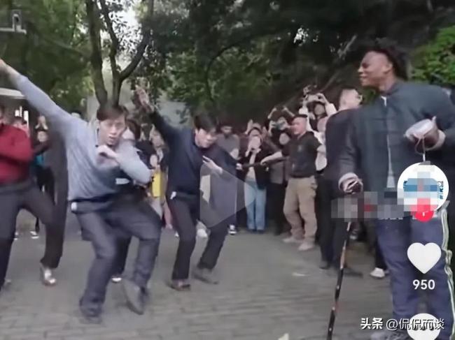 甲亢哥在重庆街头看舞团跳科目三 广场舞奇遇记