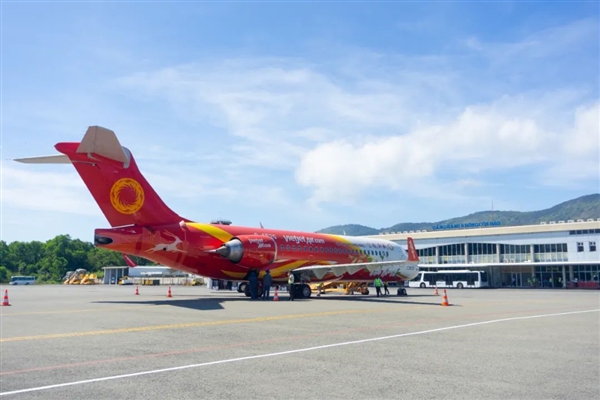 国产飞机C909越南首航：销售火爆 机票瞬间卖光
