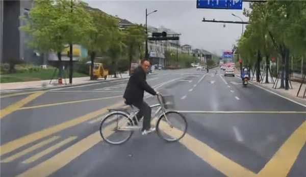 问界M7路口触发AEB成功避让：但骑车路人还是被撞了