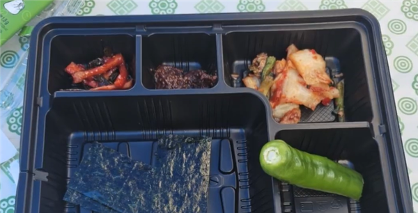 连片肉都不给：韩国残运会盒饭只有泡菜小菜引众怒