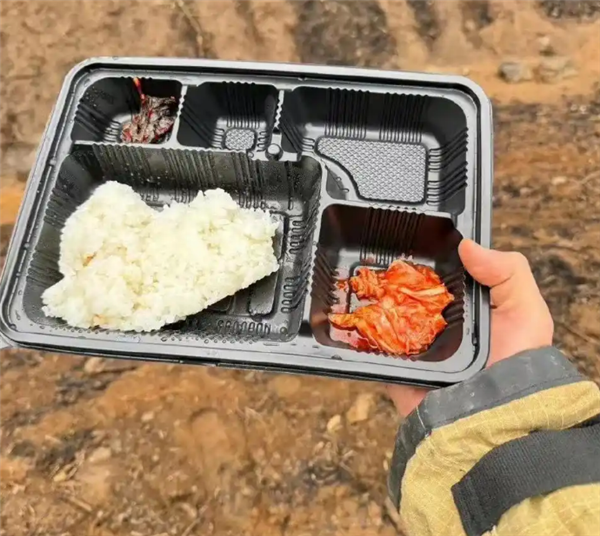 连片肉都不给：韩国残运会盒饭只有泡菜小菜引众怒