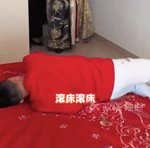 11岁男孩给新婚舅舅滚喜床，全篇背诵，字正腔圆声音洪亮：舅妈奖励了大红包