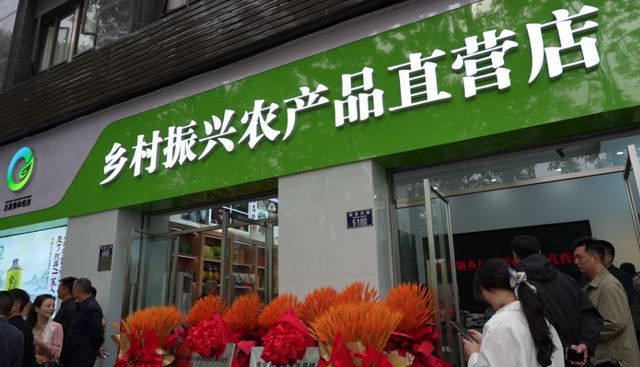 长安启源Q07交付“荣昌卤鹅哥” 新店开业助农助商