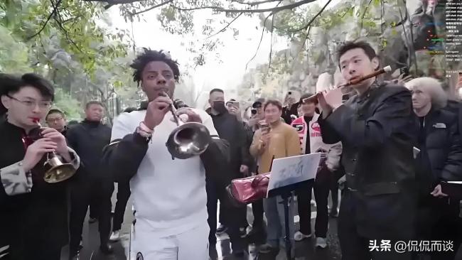 甲亢哥在重庆街头看舞团跳科目三 广场舞奇遇记