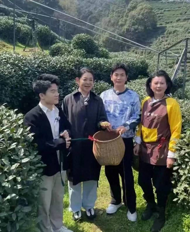 董宇辉来杭州阿姨们夹道欢迎