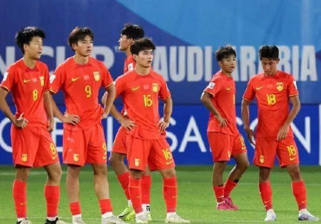 争议！海港16岁小将4天前唱国歌嬉笑，今代表国少出场 网友吵翻天