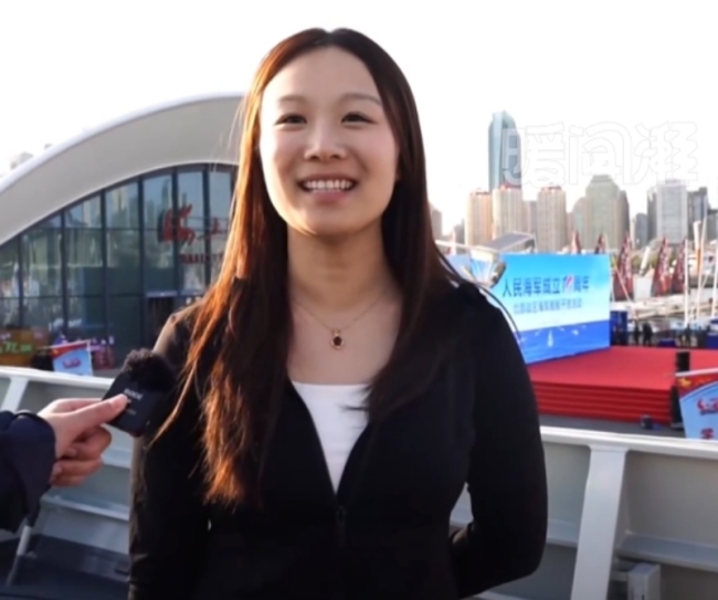 舰艇开放日异地女友看望海军男友 短暂相聚情意浓