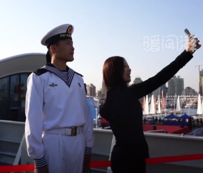 舰艇开放日异地女友看望海军男友 短暂相聚情意浓
