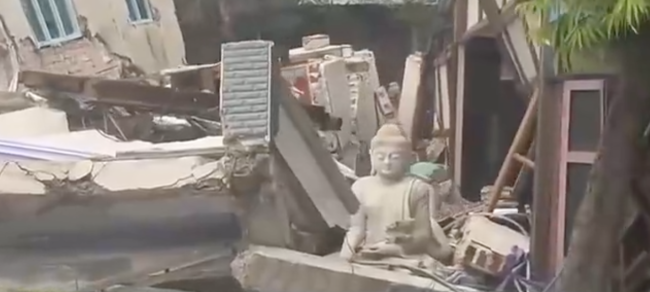 缅甸巨型卧佛像在地震中严重受损