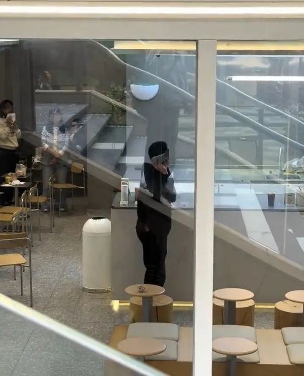 男子情绪失控怒砸咖啡柜台 拿错咖啡引发争执