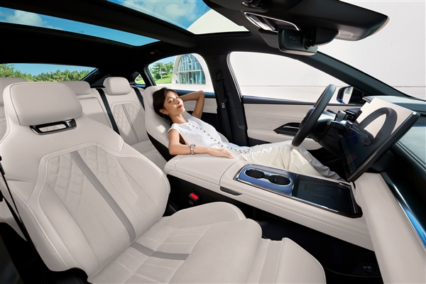 10万块买B级合资新能源轿车！马自达EZ-6新车上市：补贴后9.98万起