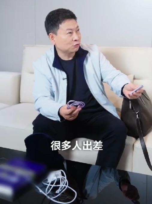 余承东首晒个人出差装备：带2副眼镜 自曝既近视又老花  