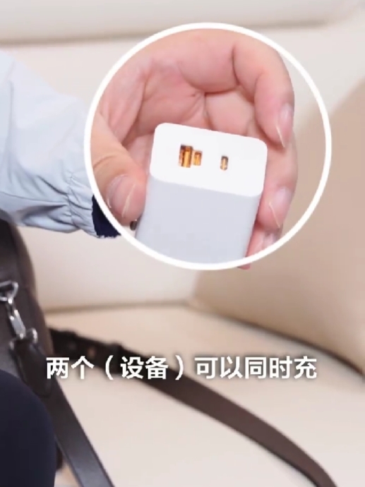 余承东首晒个人出差装备：带2副眼镜 自曝既近视又老花  