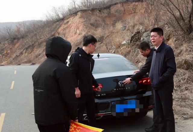 他们拦下了市委书记的车