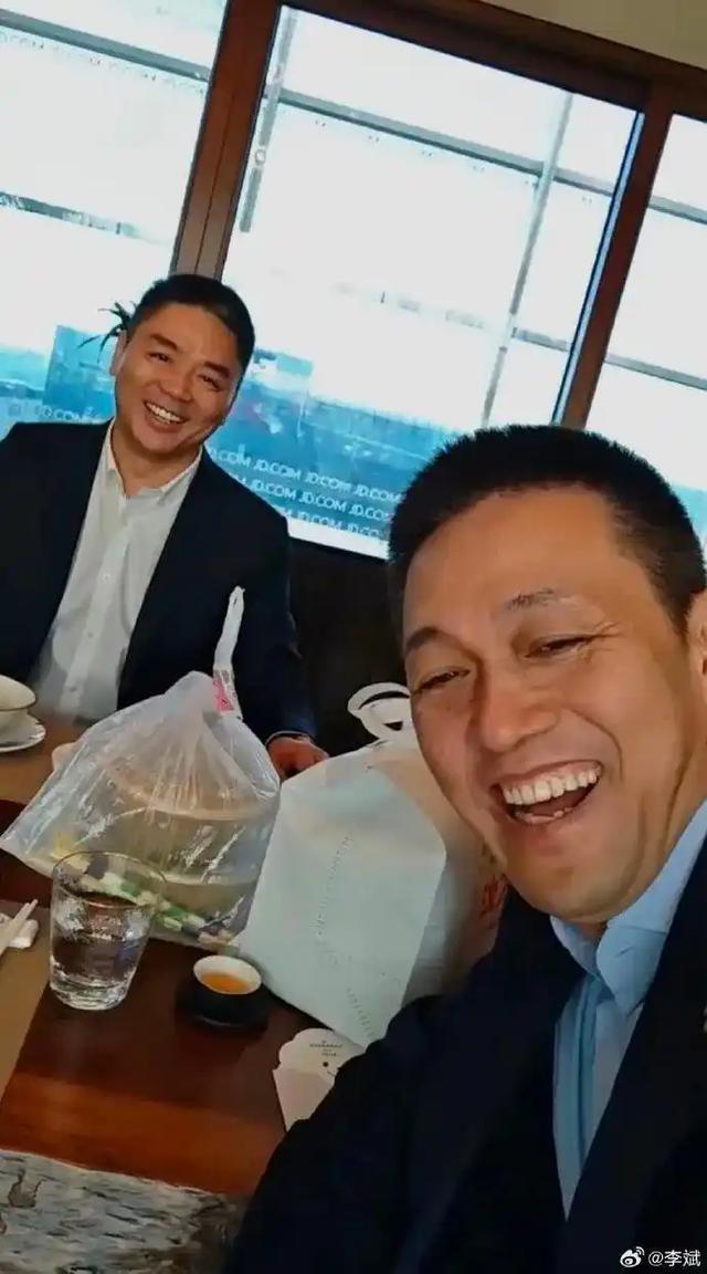 刘强东与李斌一起吃外卖，当场下单一辆蔚来ET9