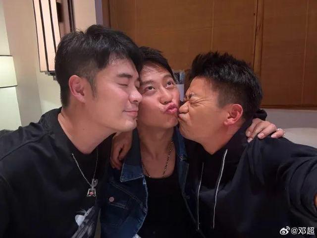 邓超晒与陈赫王宝强亲吻照，网友：梦回2014年的跑男
