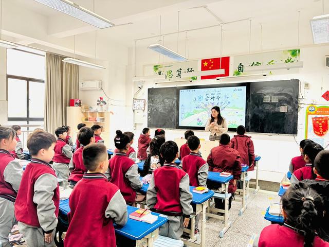 “领雁”领航？ “微光”聚芒！嵩山路学校巧用标杆示范引领