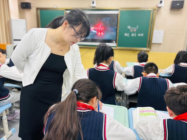 “领雁”领航？ “微光”聚芒！嵩山路学校巧用标杆示范引领