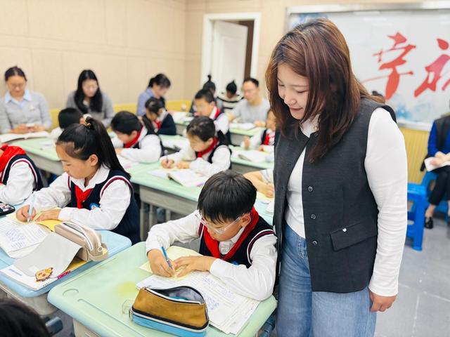 “领雁”领航？ “微光”聚芒！嵩山路学校巧用标杆示范引领