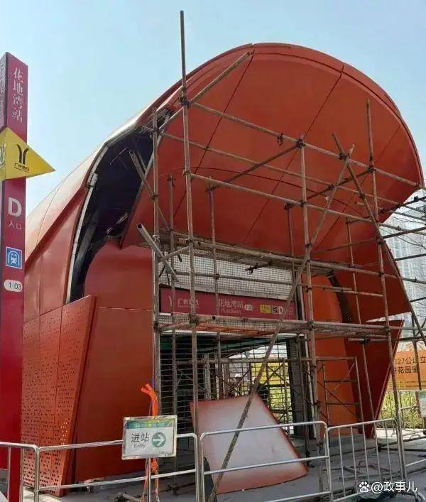 杭州一地铁口被吐槽像棺材，官方最新回应：初衷为融入科技现代元素