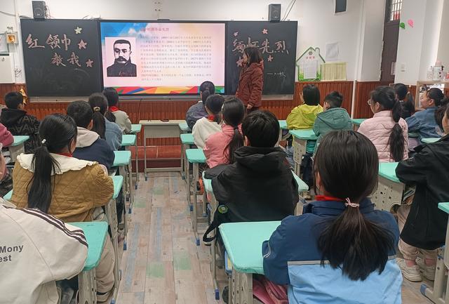 南学街小学组织开展少先队组织标识内涵教育