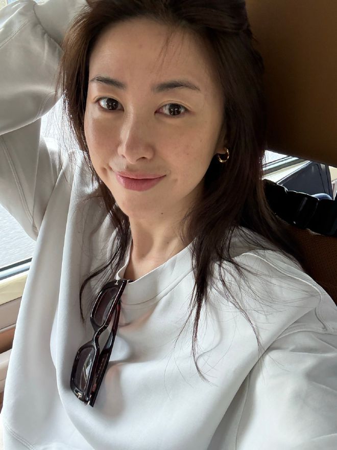 41岁朱珠晒素颜照，曾连续10年上榜“全球百位最美面孔”
