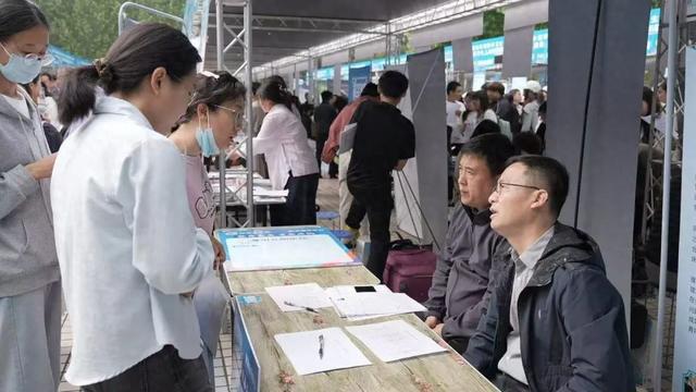 濮阳市医疗卫生单位赴新乡医学院揽才吸引超百万人线上围观