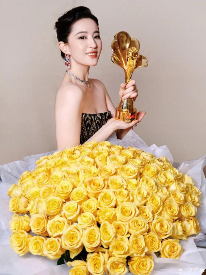 “神仙姐姐”刘亦菲现身，“肤若凝脂”在此刻具像化了